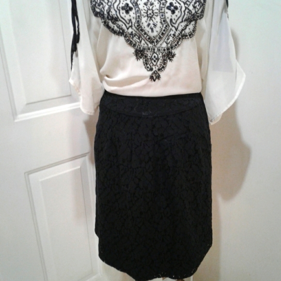 H&M Dresses & Skirts - 🌺 Black Lace H&M Fully Lined Lace Skirt